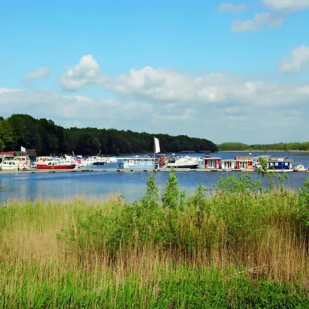 In Der Mecklenburger Seenplatte, Cleaning Included Apartment